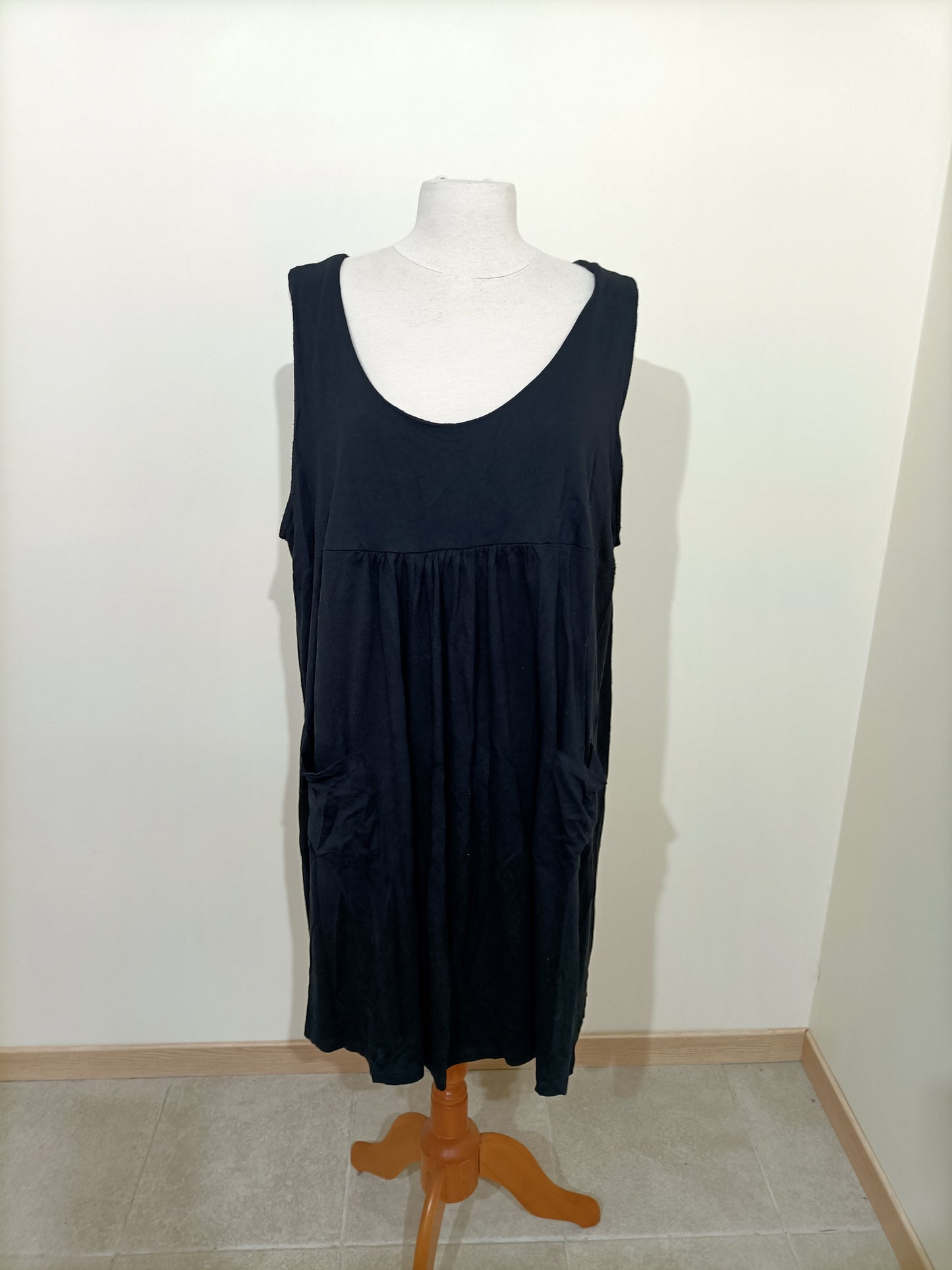 Robe Bon Prix sans manches noire Taille 54/56