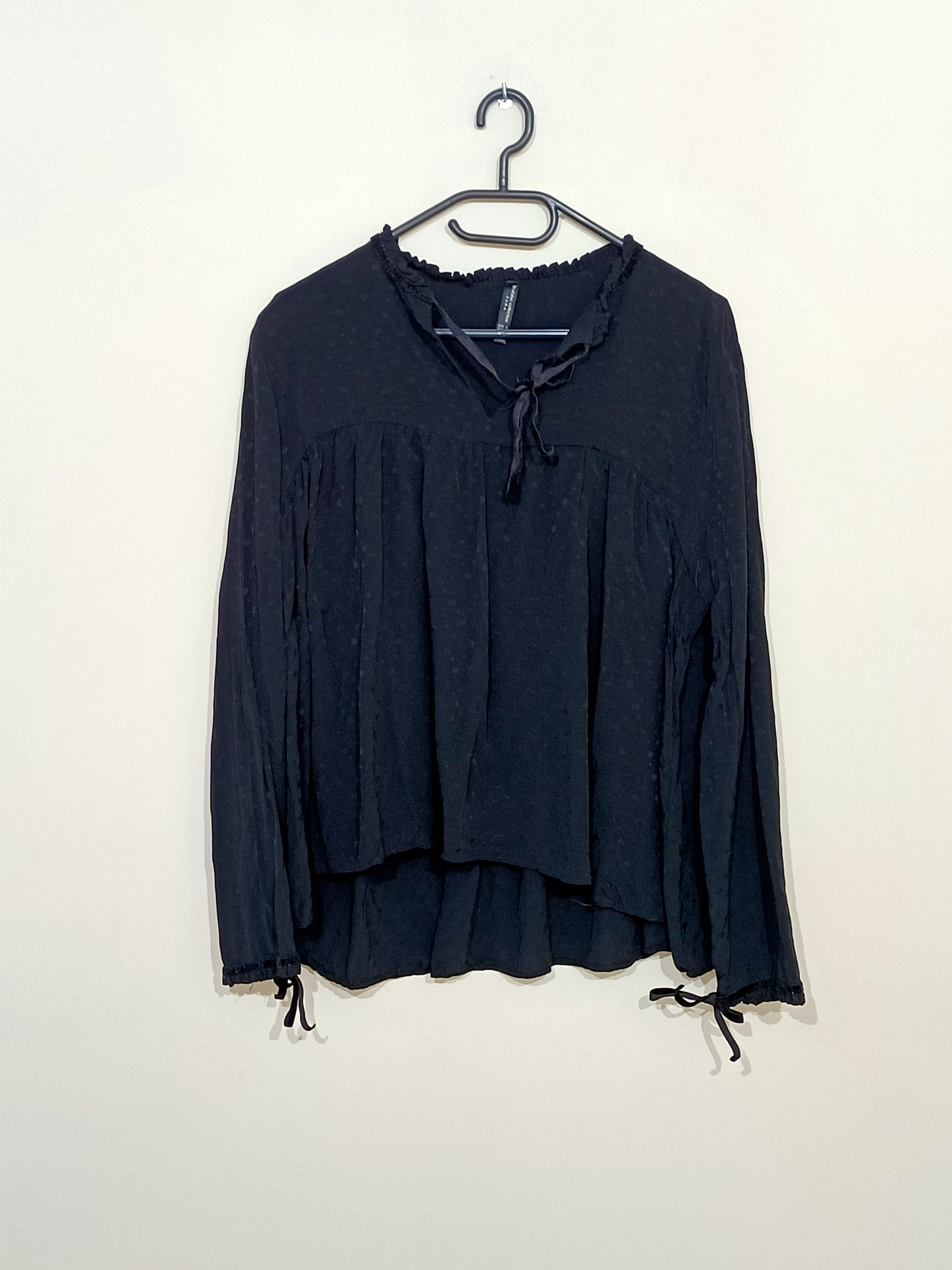 Blouse Zara noire à pois avec liens aux manches et au col Taille L