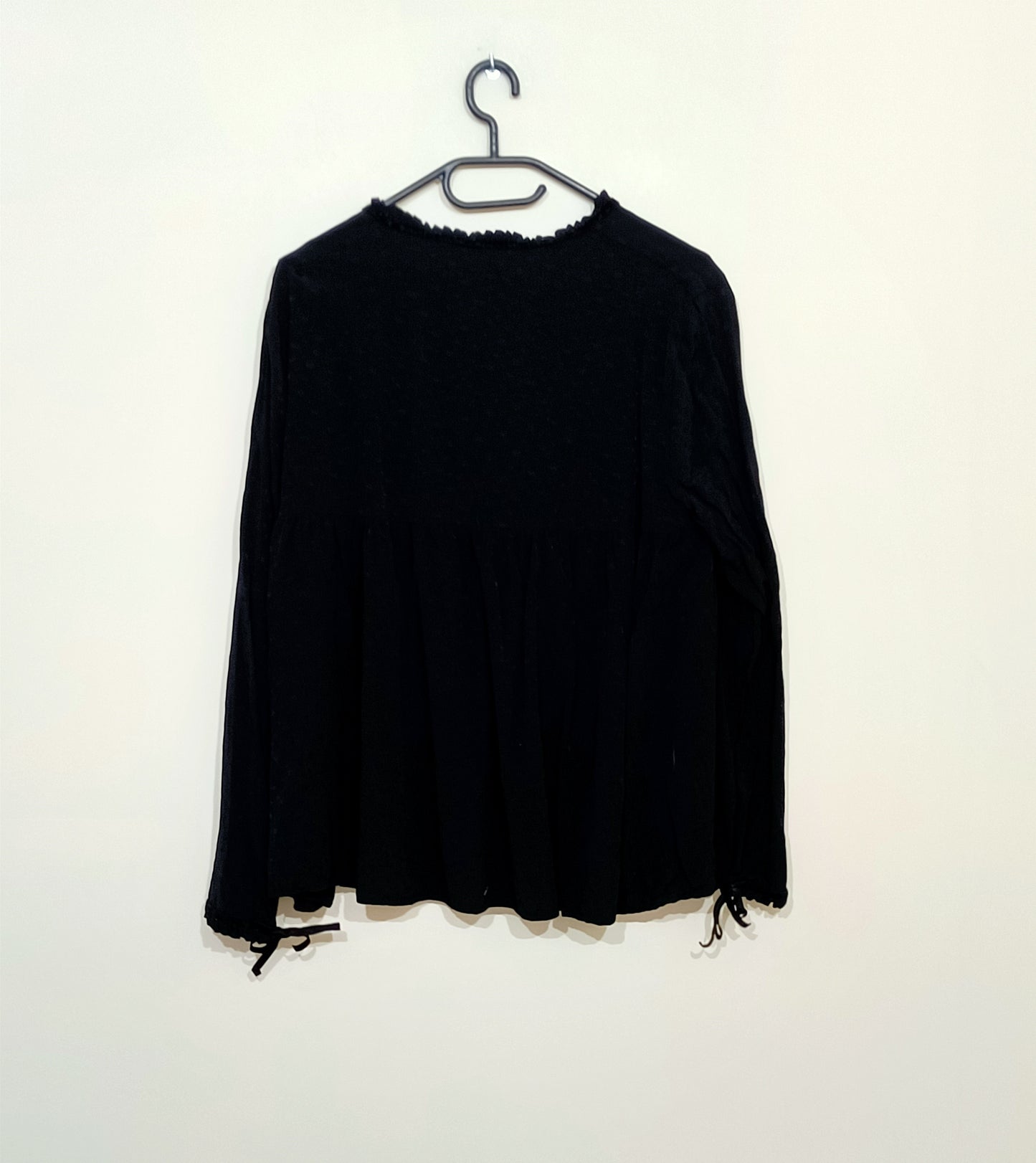 Blouse Zara noire à pois avec liens aux manches et au col Taille L