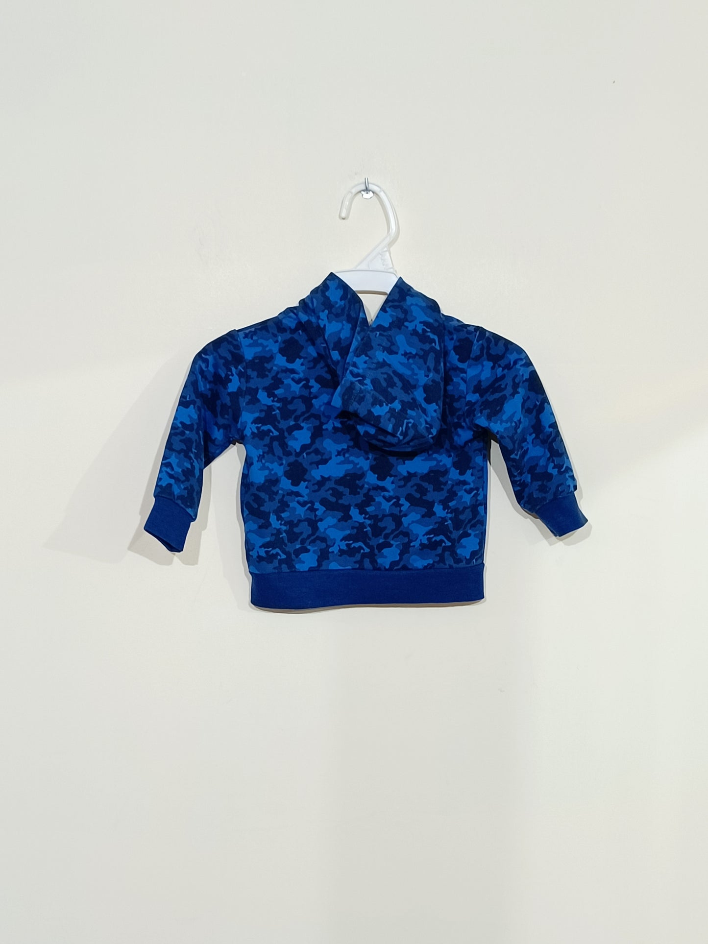 Sweat zippé à capuche bleu motif camouflage Taille 12 Mois