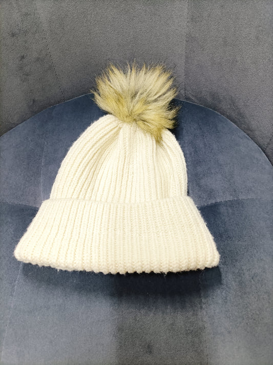 Bonnet beige avec pompon en fausse fourrure