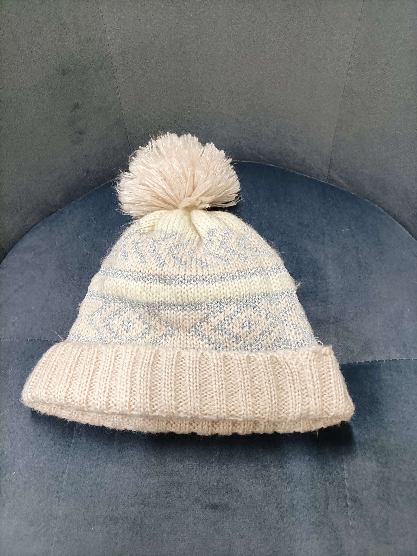 Bonnet rose, beige et argenté avec pompon doublé polaire