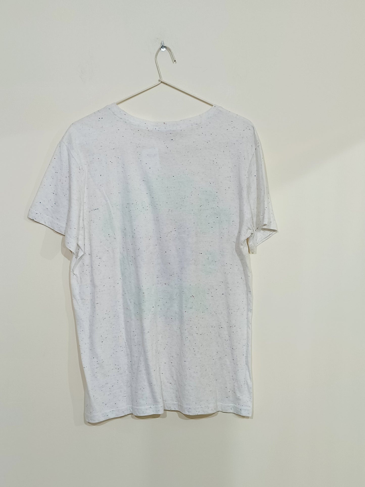 T-shirt Leeyo Jeans blanc moucheté avec impression Taille M