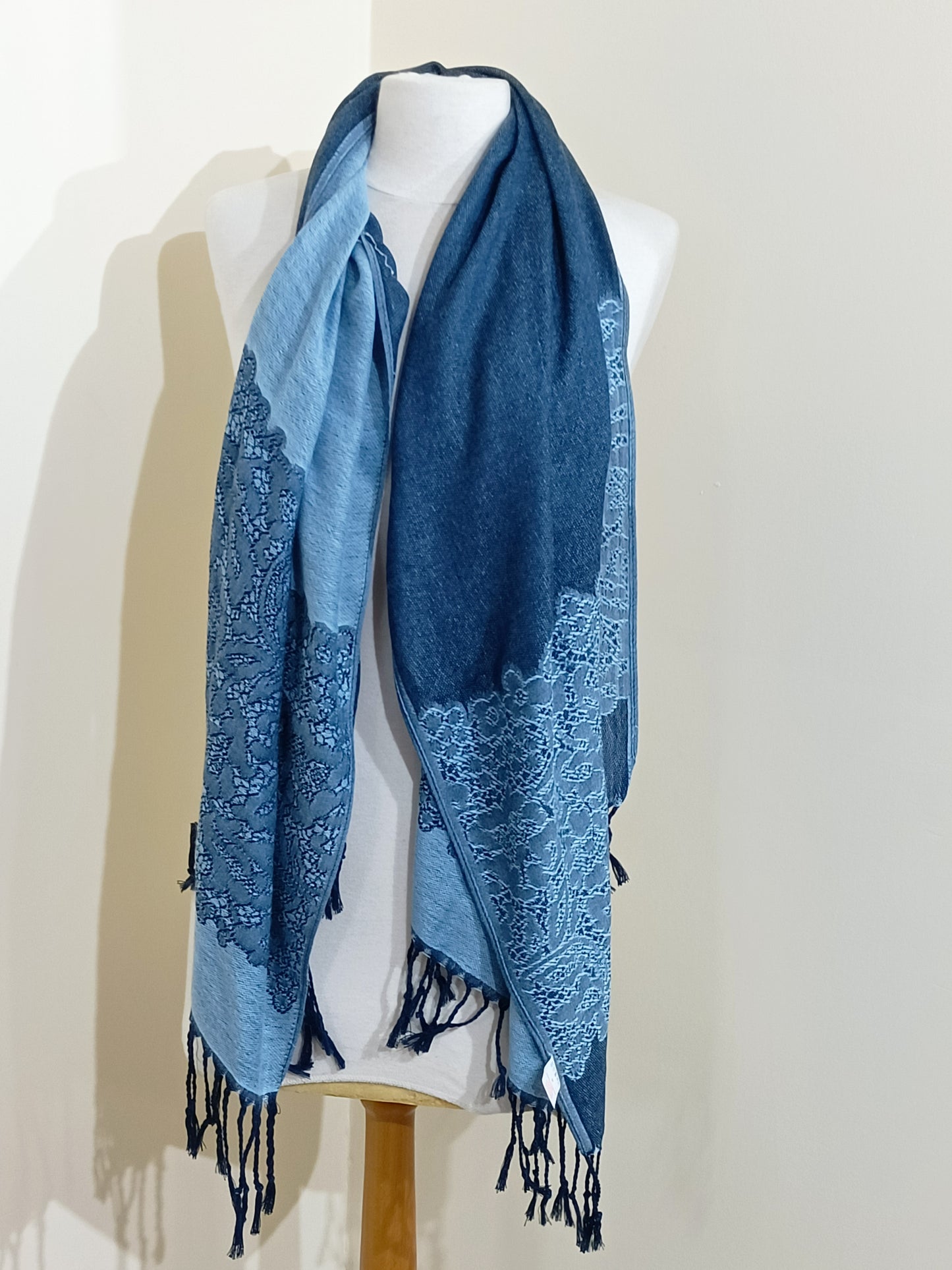 Echarpe Nathalie Andersen bleue claire et bleue marine à motifs avec franges