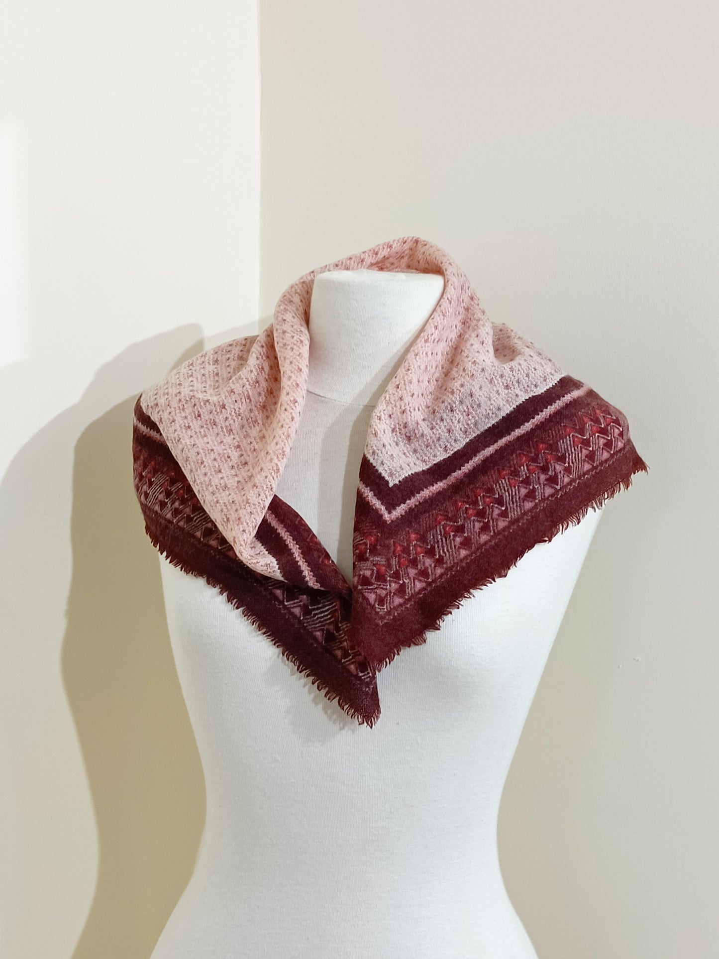 Foulard bordeaux à motifs