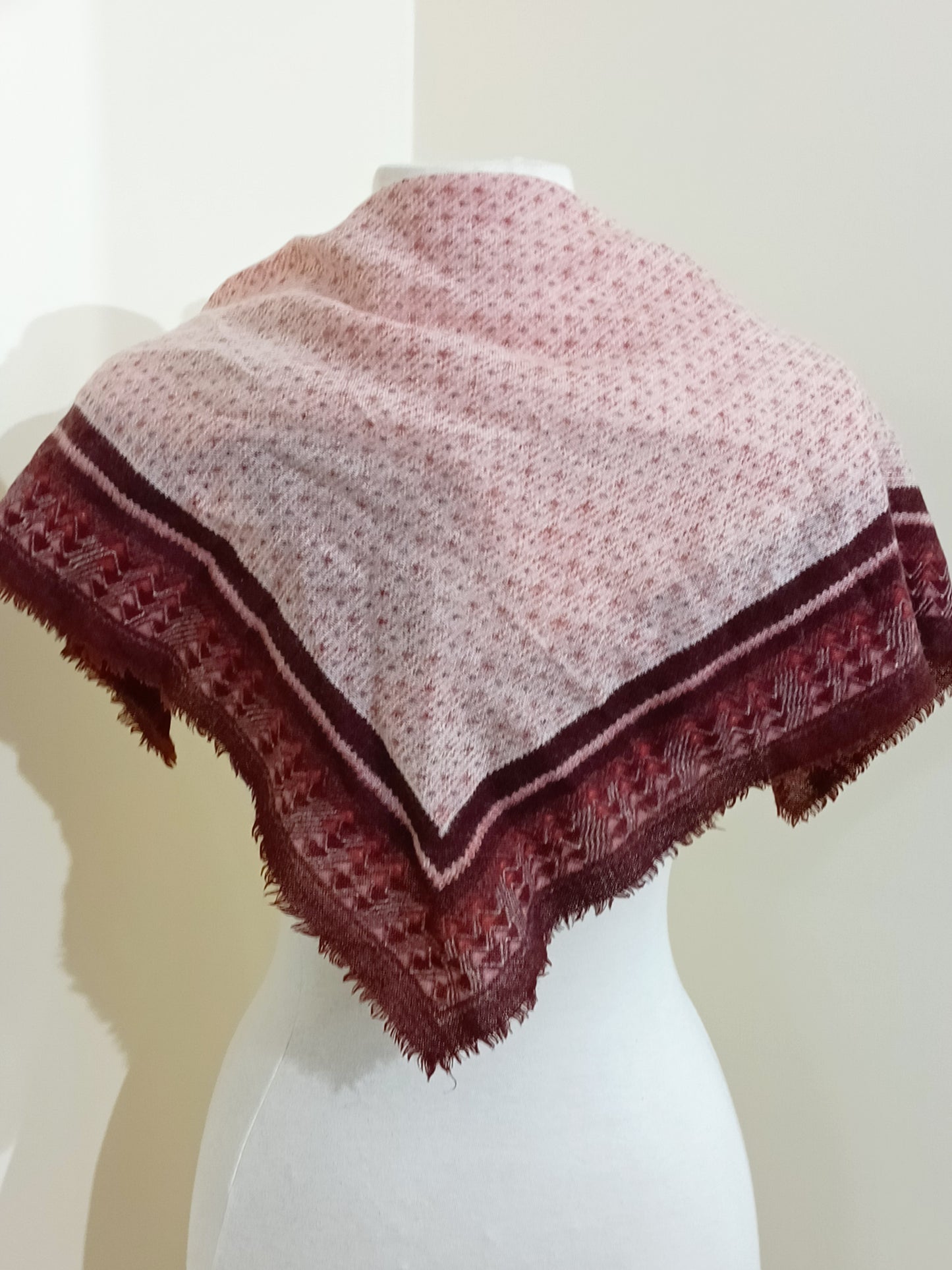 Foulard bordeaux à motifs