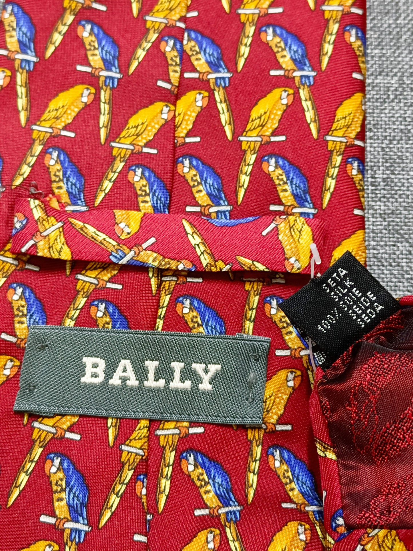 Cravate Bally rouge avec motifs perroquets