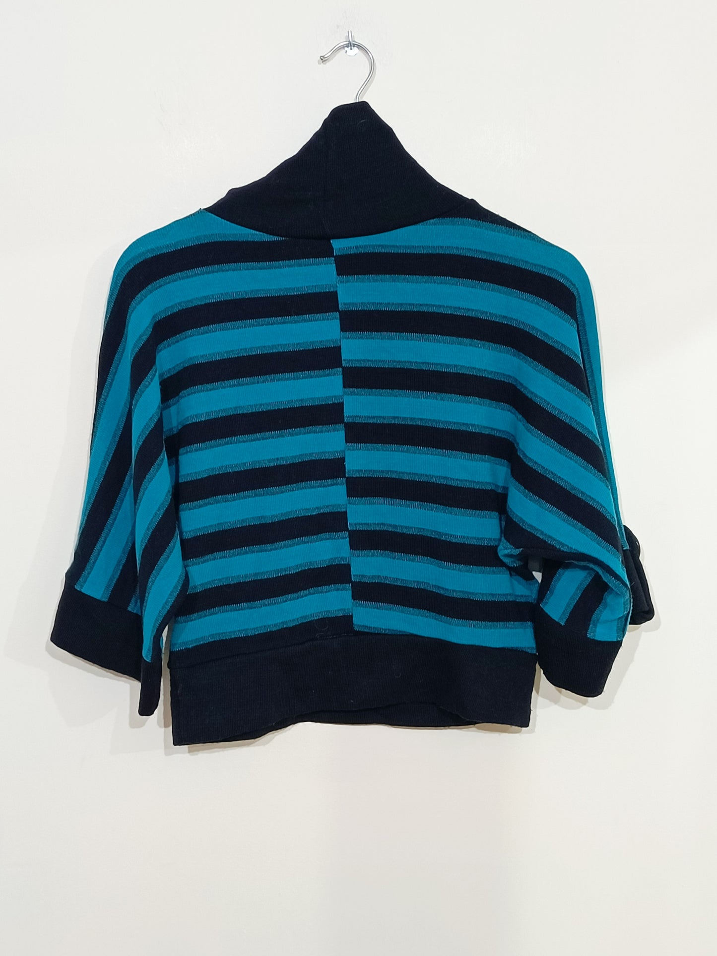 Pull court manches courtes rayé noir et turquoise Taille M