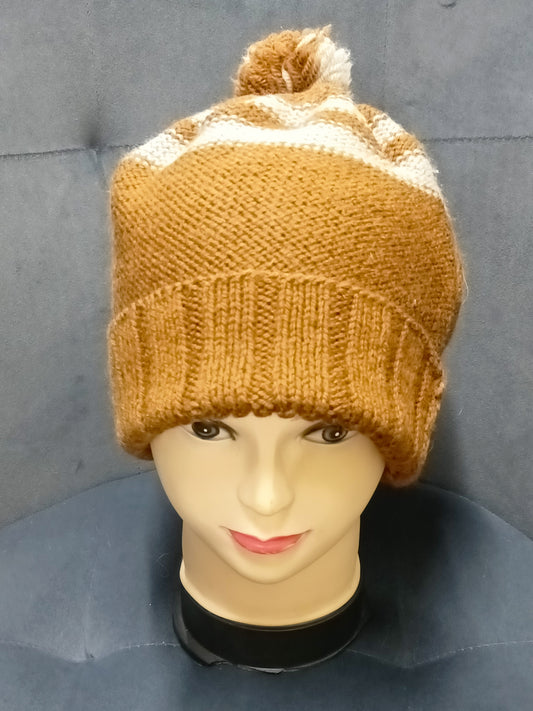 Bonnet gris et marron avec pompon