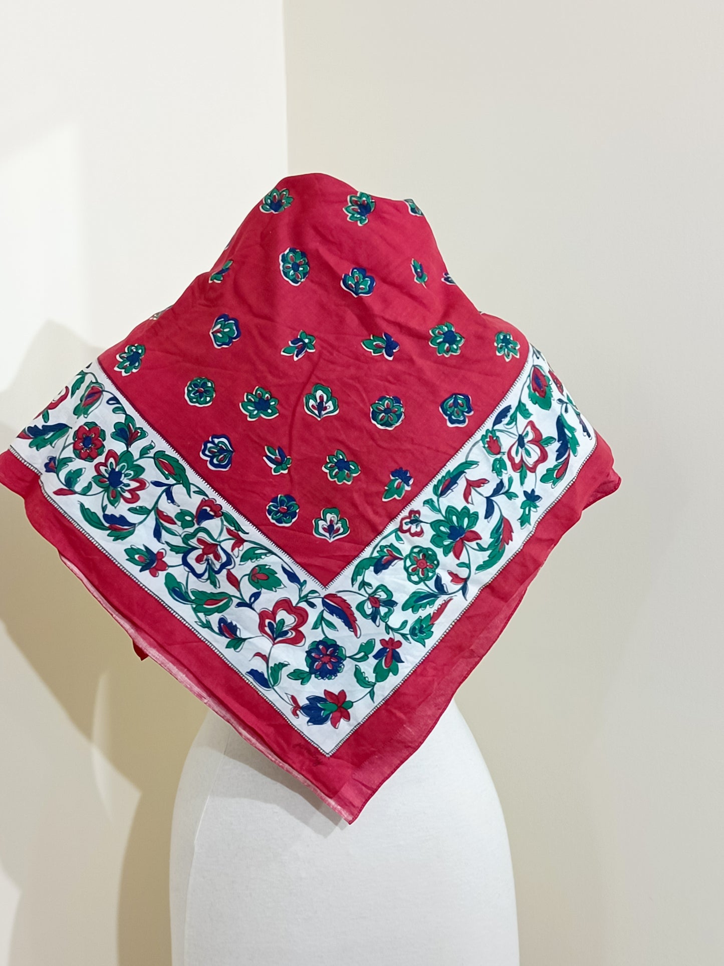 Foulard Jamicry rouge et blanc à motifs