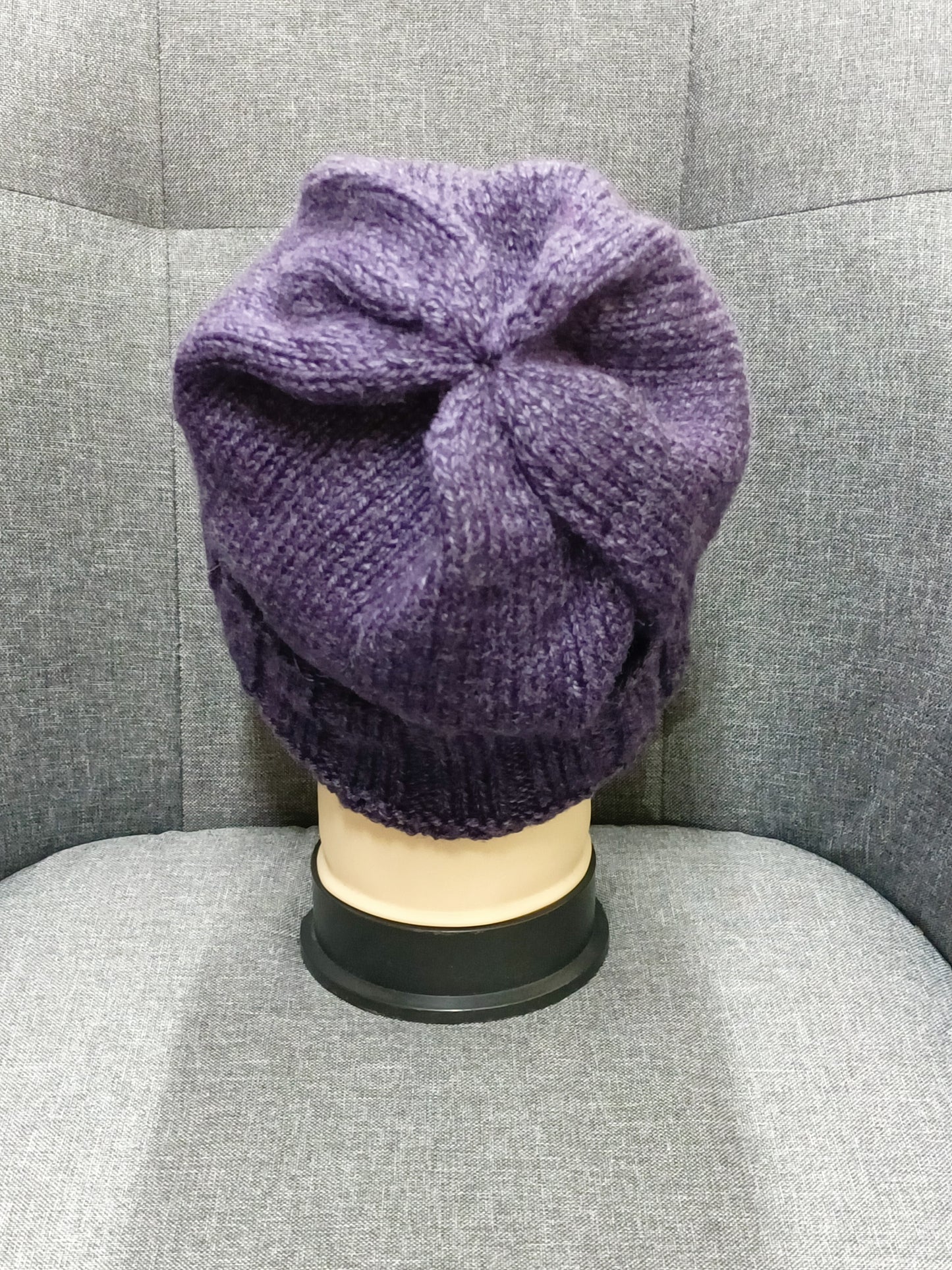 Bonnet en maille violet