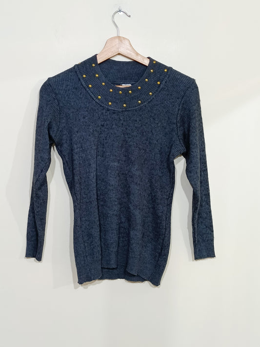 Pull gris anthracite avec strass sur le col Taille M