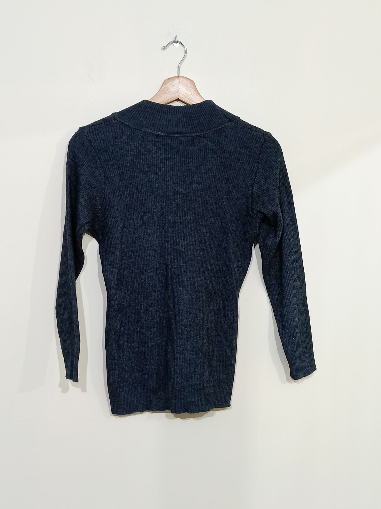 Pull gris anthracite avec strass sur le col Taille M