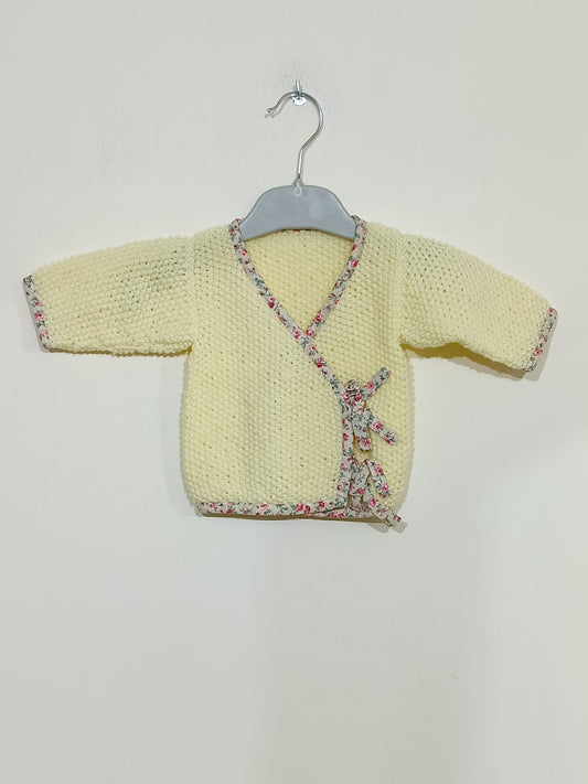 Gilet cache cœur jaune avec liseré fleuri Taille Naissance