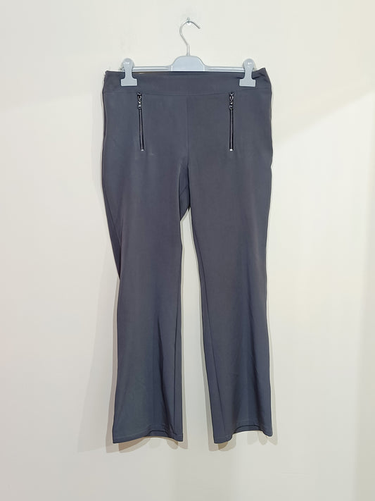 Pantalon gris clair avec fermetures Taille 42