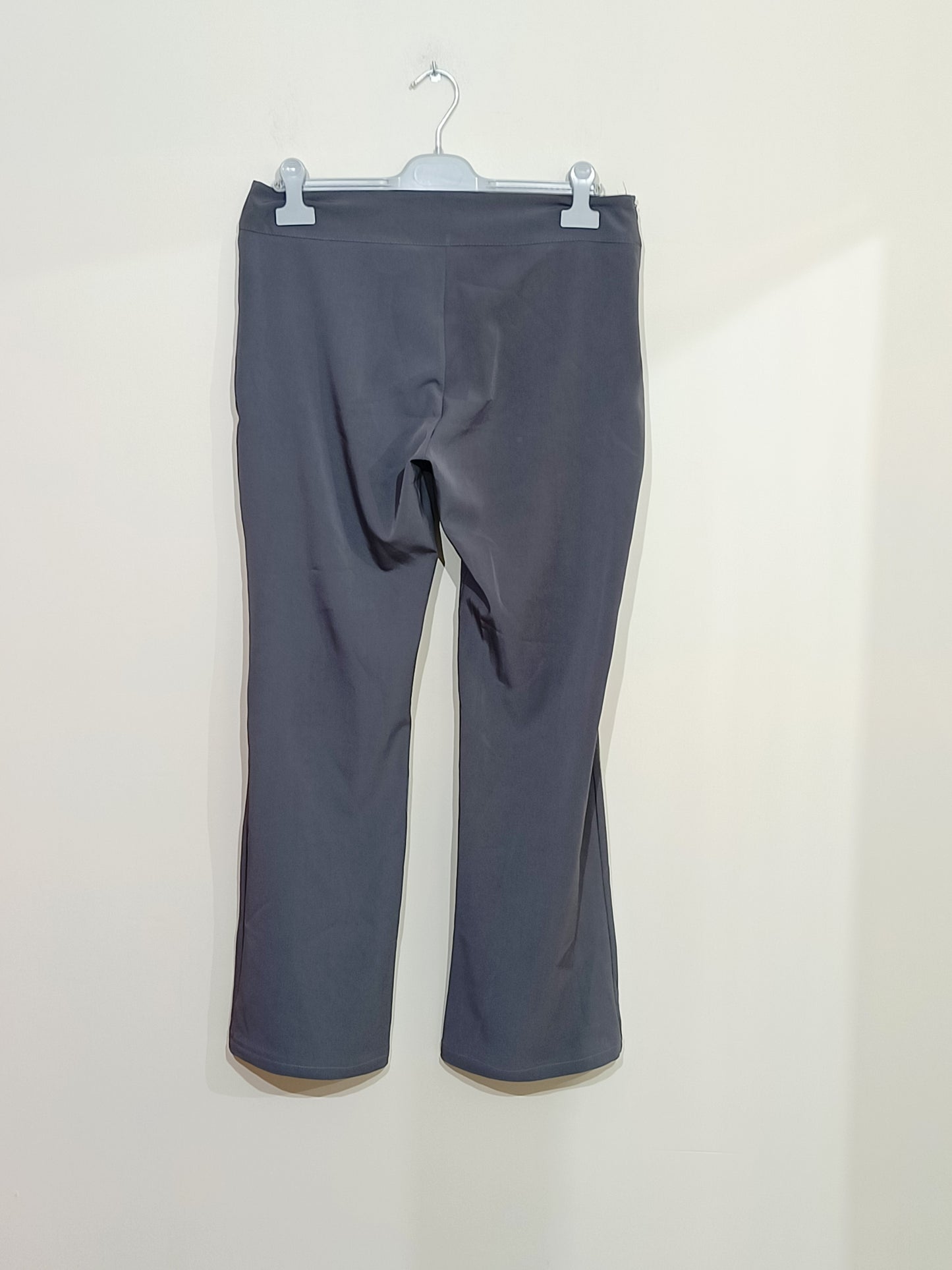 Pantalon gris clair avec fermetures Taille 42