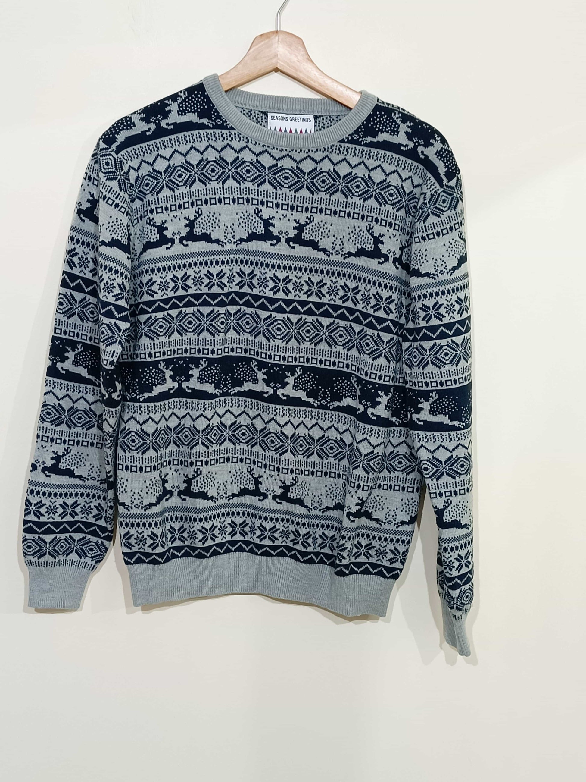 pull-seasons-greetings-gris-et-bleu-marine-à-motifs-taille-m-la-friperie-d'emilie-pulls-d'hiver-hommes-taille-m-0