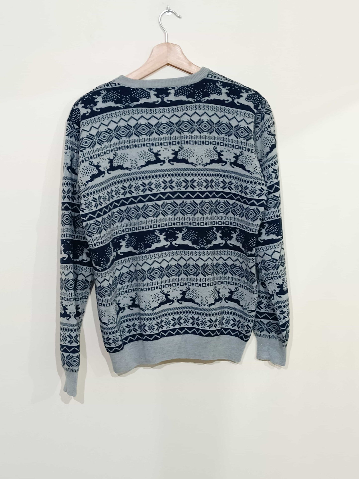 pull-seasons-greetings-gris-et-bleu-marine-à-motifs-taille-m-la-friperie-d'emilie-pulls-d'hiver-hommes-taille-m-1