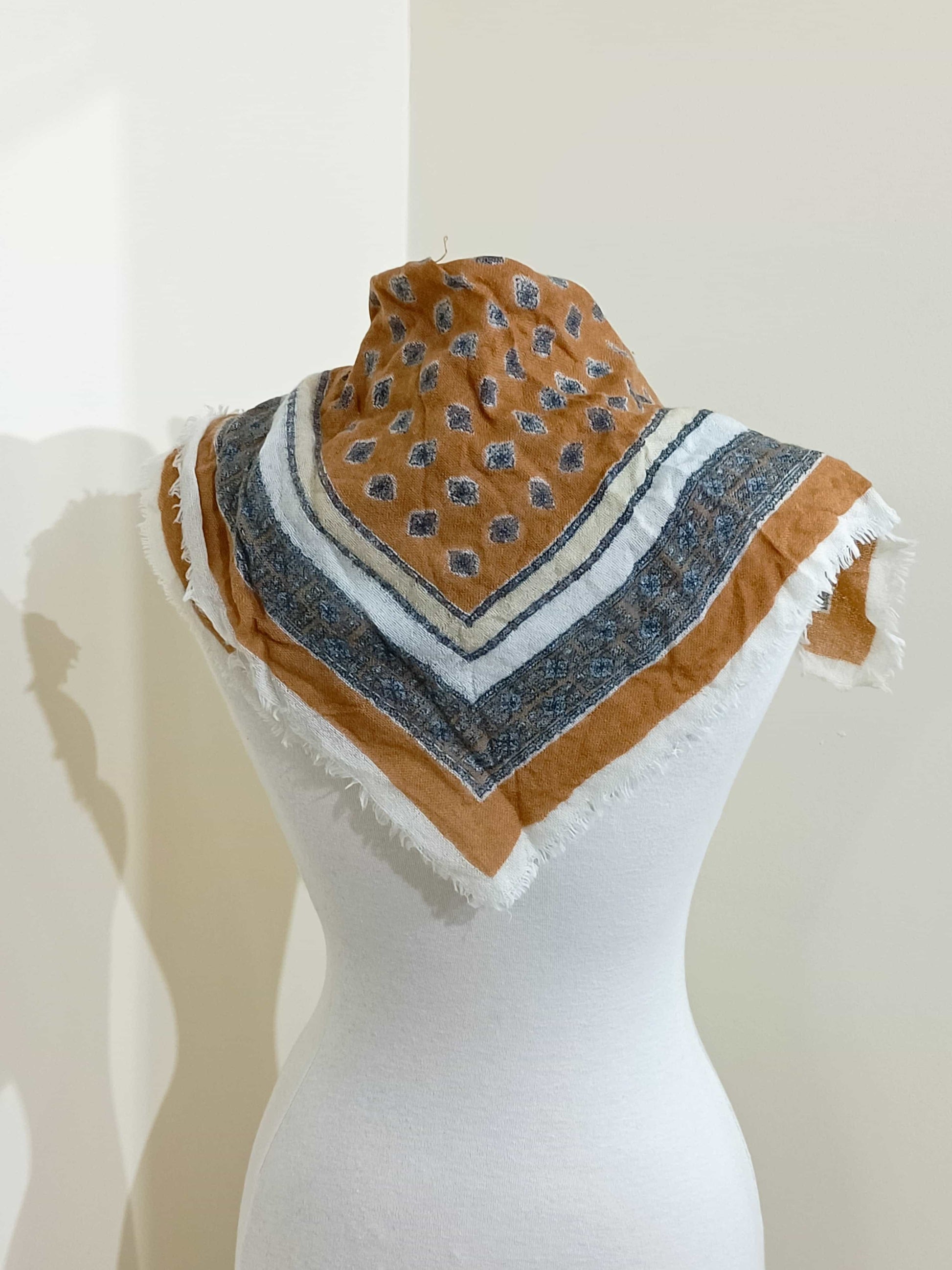 foulard-carré-beige-et-marron-à-motifs-la-friperie-d'emilie-foulards-femmes-tu-0