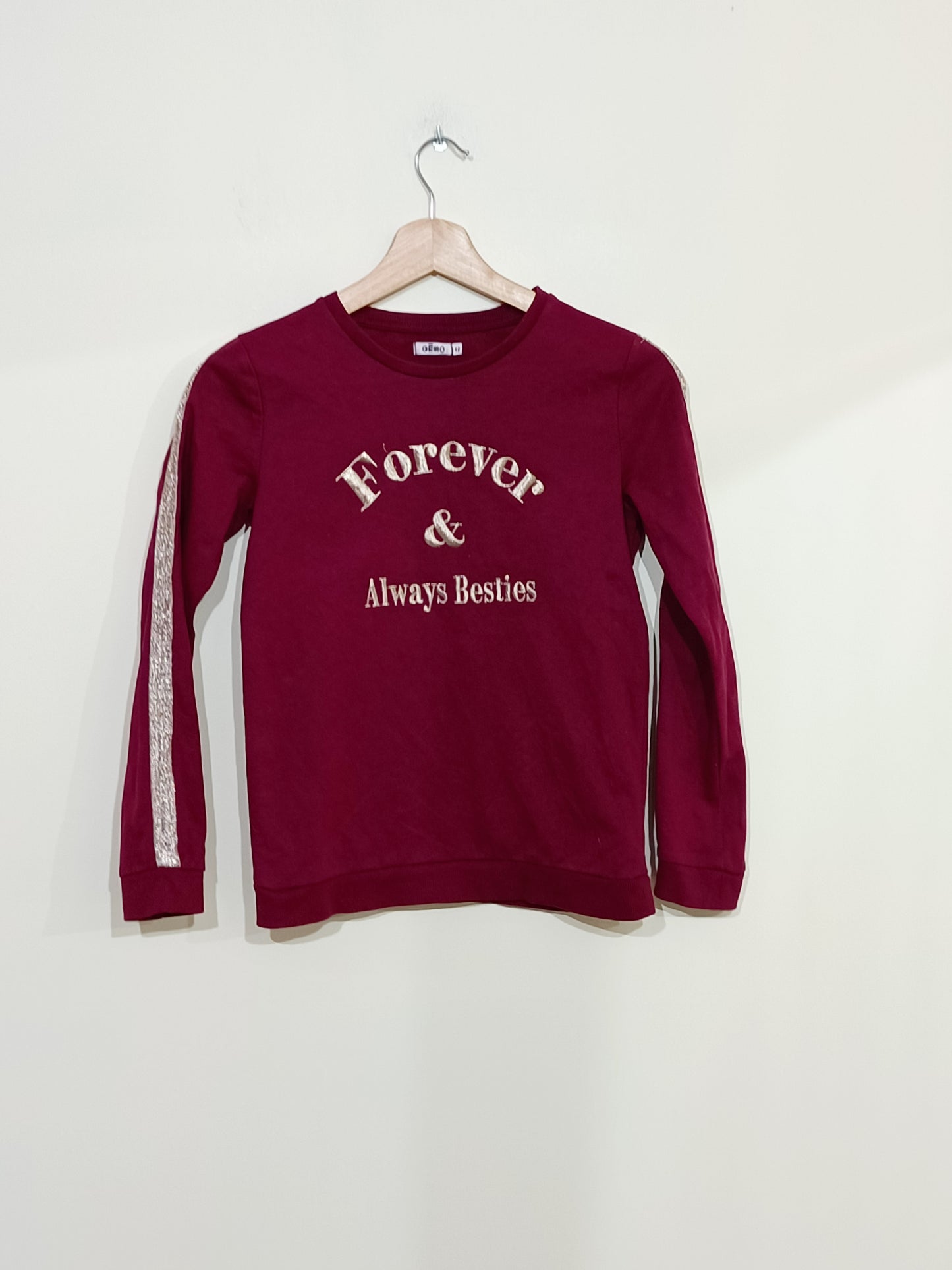 Sweat Gémo bordeaux avec liserés et broderies dorés Taille 12 Ans