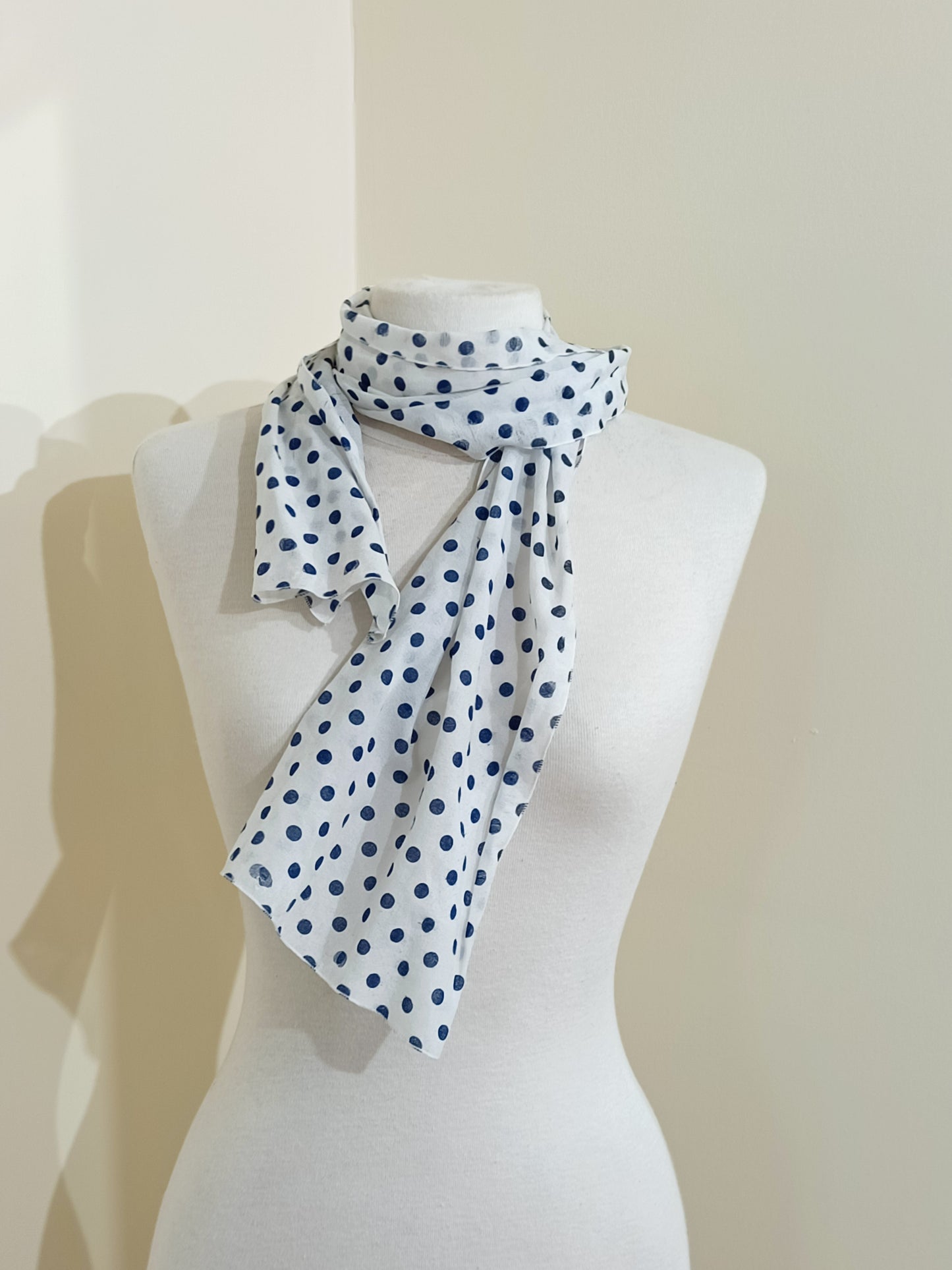 Foulard blanc à pois bleu marine