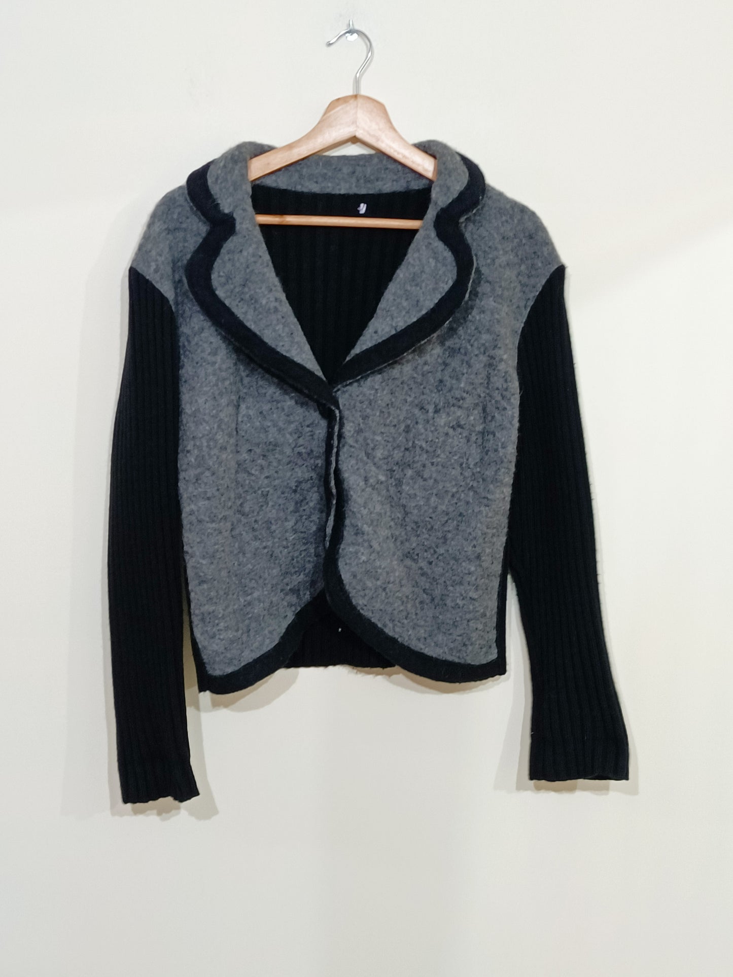 Gilet noir et gris avec un bouton Taille XL