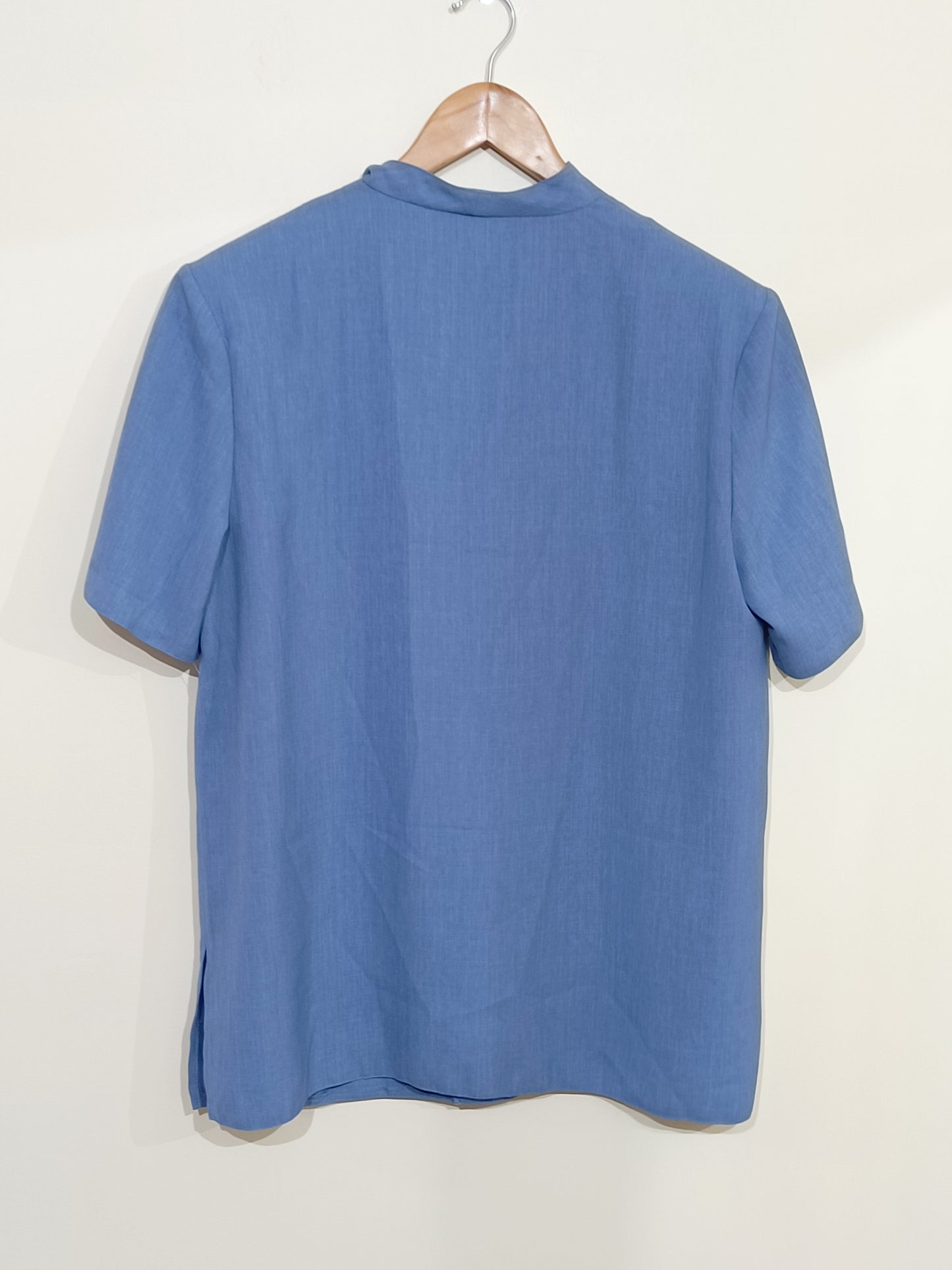 Chemise manches courtes bleue avec épaulettes Taille 46