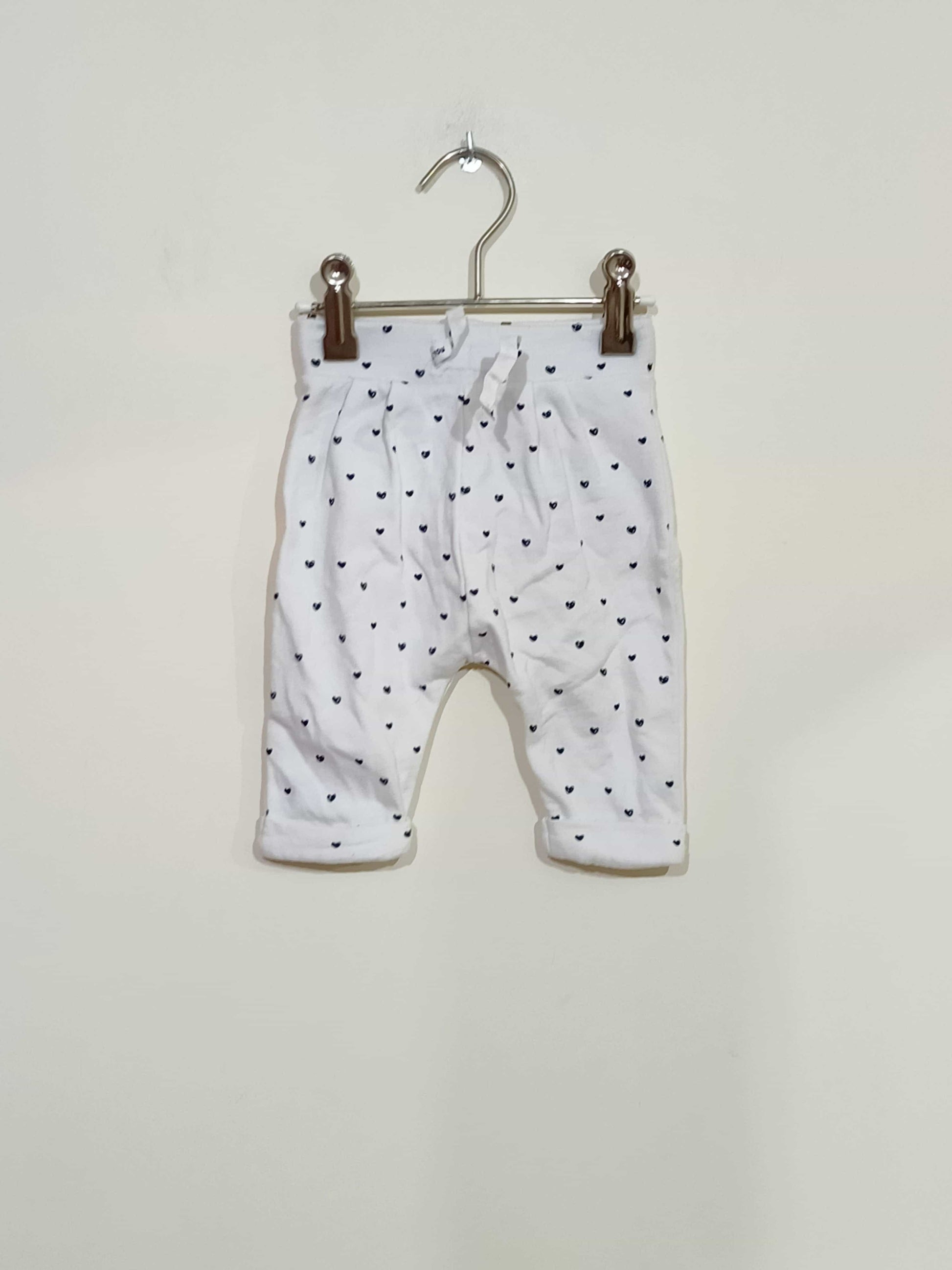 pantalon-kiabi-blanc-avec-petits-cœurs-noirs-taille-3-mois-la-friperie-d'emilie-pantalons-filles-taille-3-mois-0