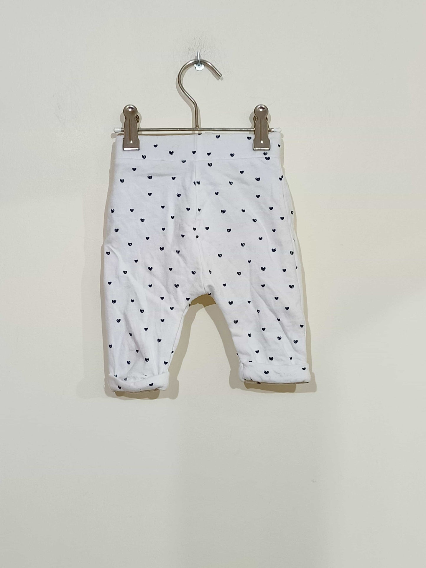 pantalon-kiabi-blanc-avec-petits-cœurs-noirs-taille-3-mois-la-friperie-d'emilie-pantalons-filles-taille-3-mois-1