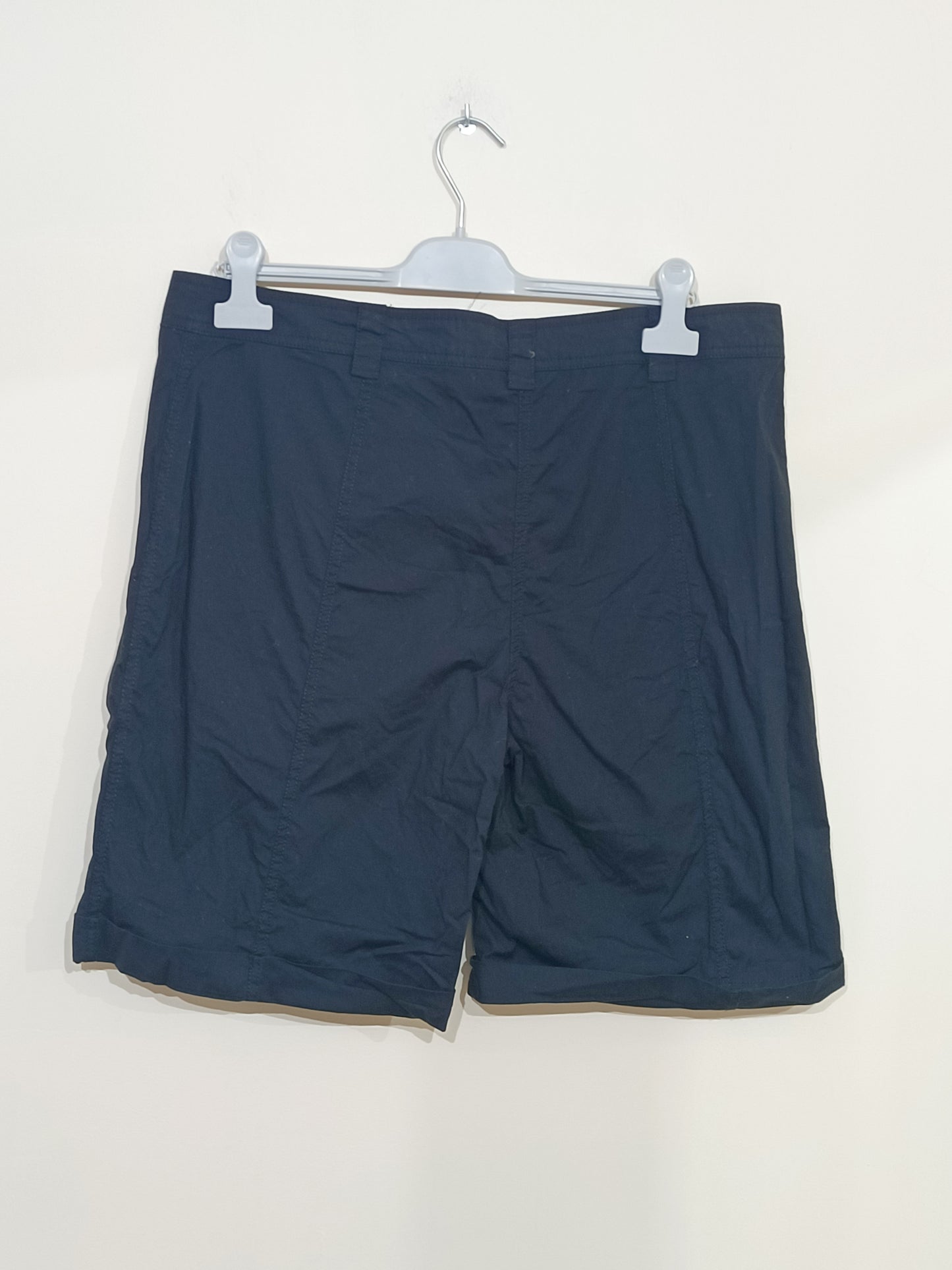 Short noir avec strass sur les passants taille 46