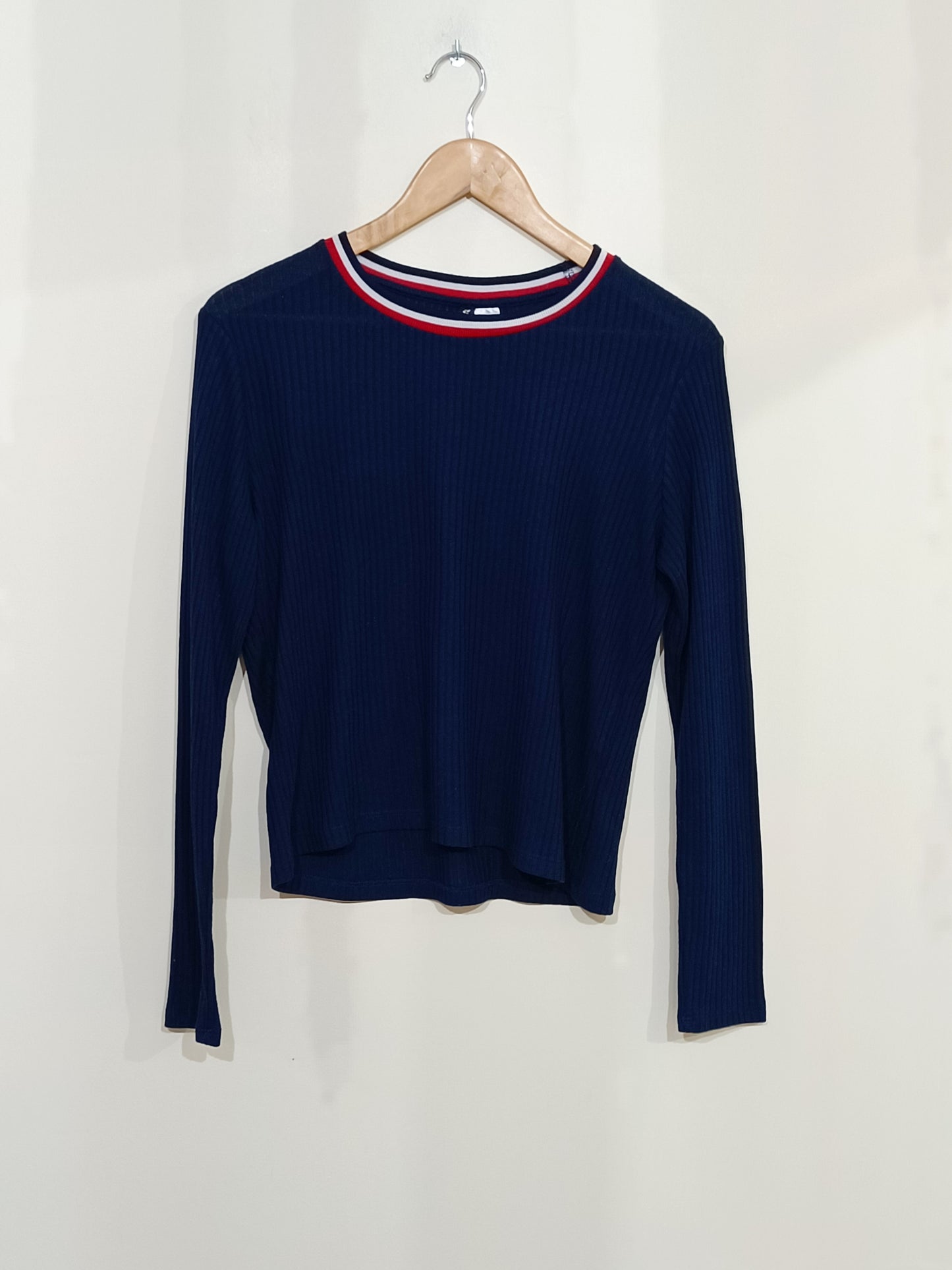 Pull fin Divided bleu marine avec liseré au col Taille L