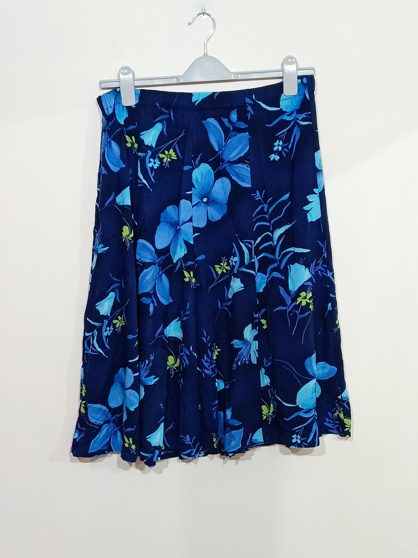 Jupe mi-longue bleue marine fleurie Taille L