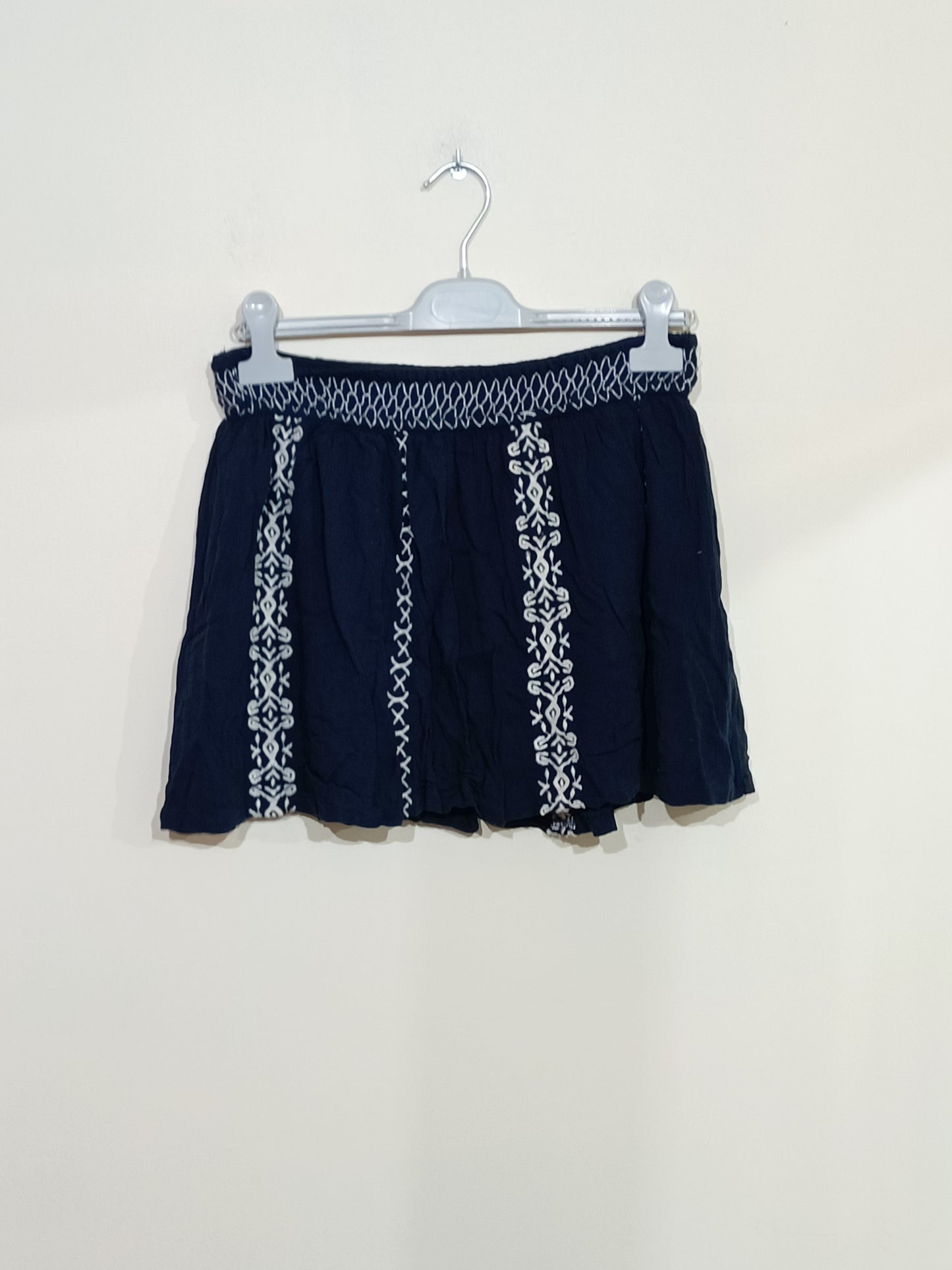 Mini-jupe Hollister bleue marine avec broderie blanche Taille S/M