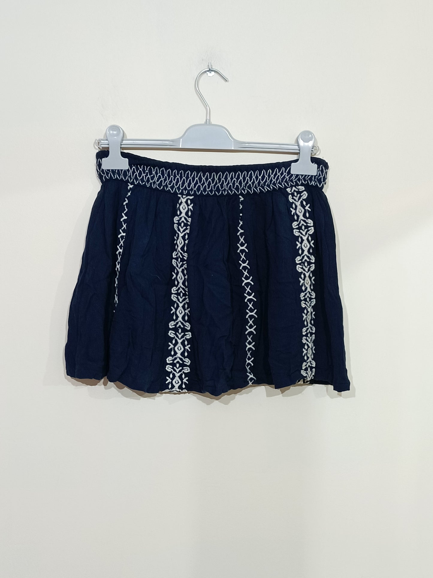 Mini-jupe Hollister bleue marine avec broderie blanche Taille S/M