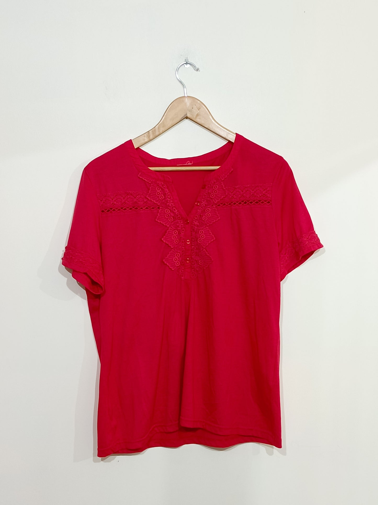 T-shirt rouge avec dentelle Taille 46/48