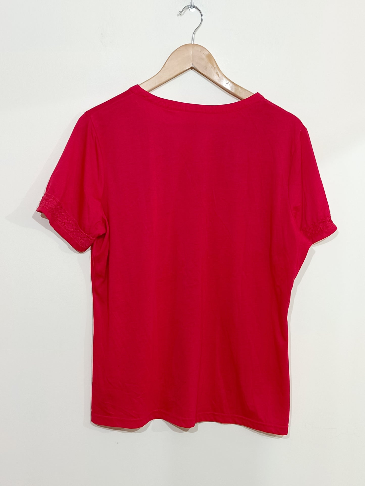 T-shirt rouge avec dentelle Taille 46/48