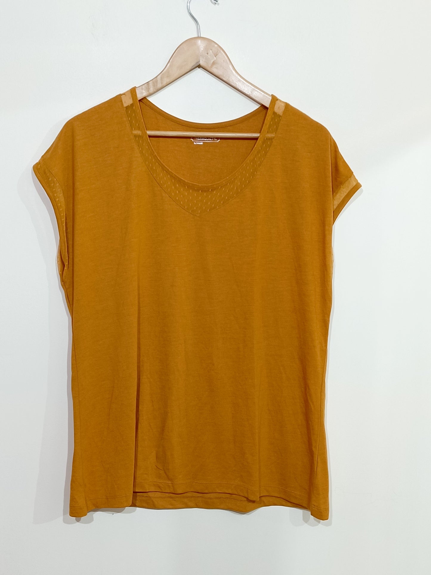 T-shirt Damart ocre col fantaisie Taille 46/48