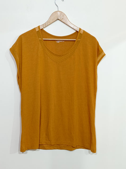 T-shirt Damart ocre col fantaisie Taille 46/48