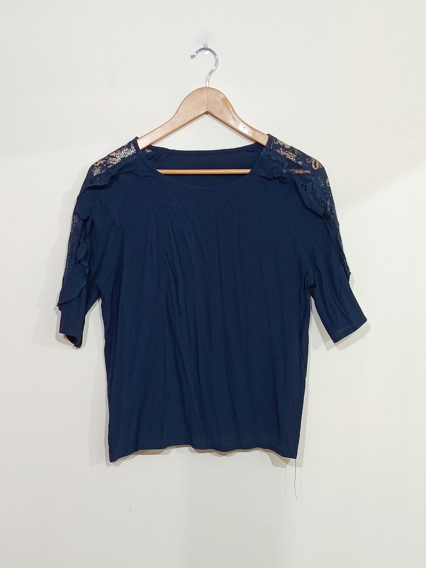 T-shirt bleu marine avec dentelle Taille 38