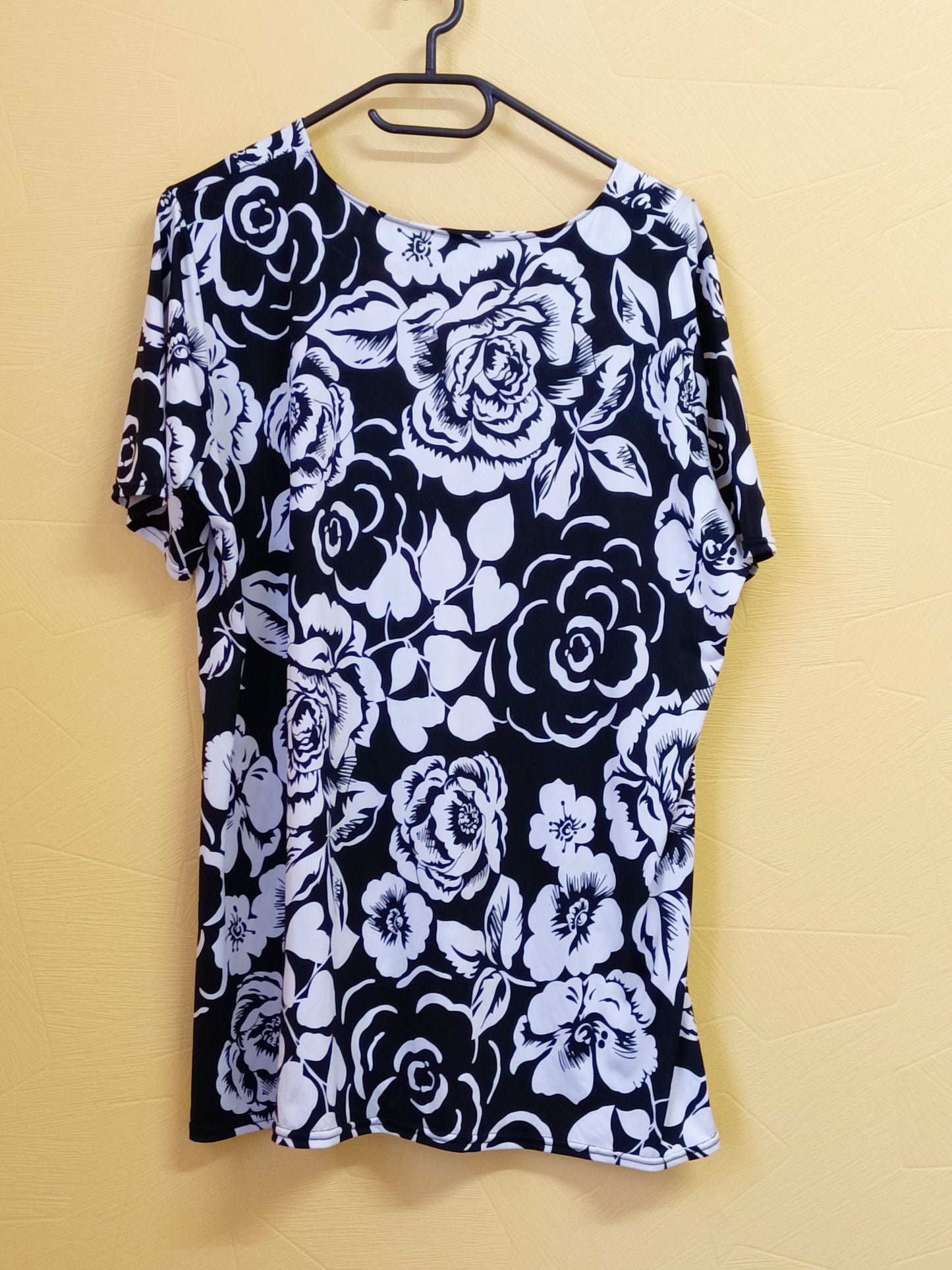 T-shirt fluide Zoé noir et blanc motifs roses Taille XL