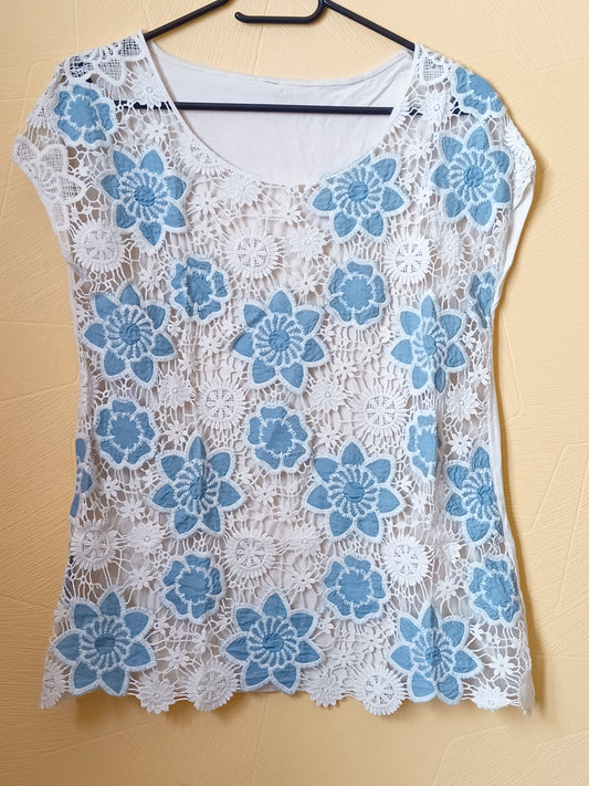 T-shirt beige maille ajourées avec fleurs bleues Taille 38