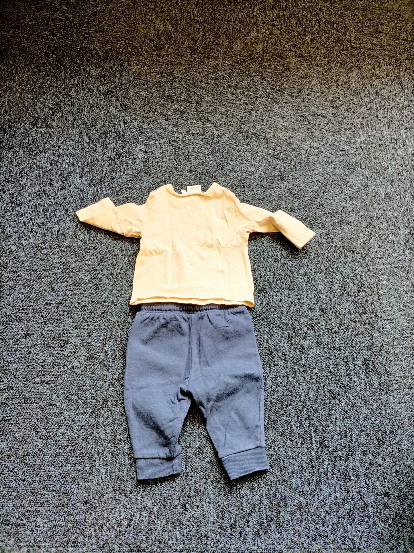 Ensemble Disney Baby pantalon et t-shirt manches longues Taille 3 Mois