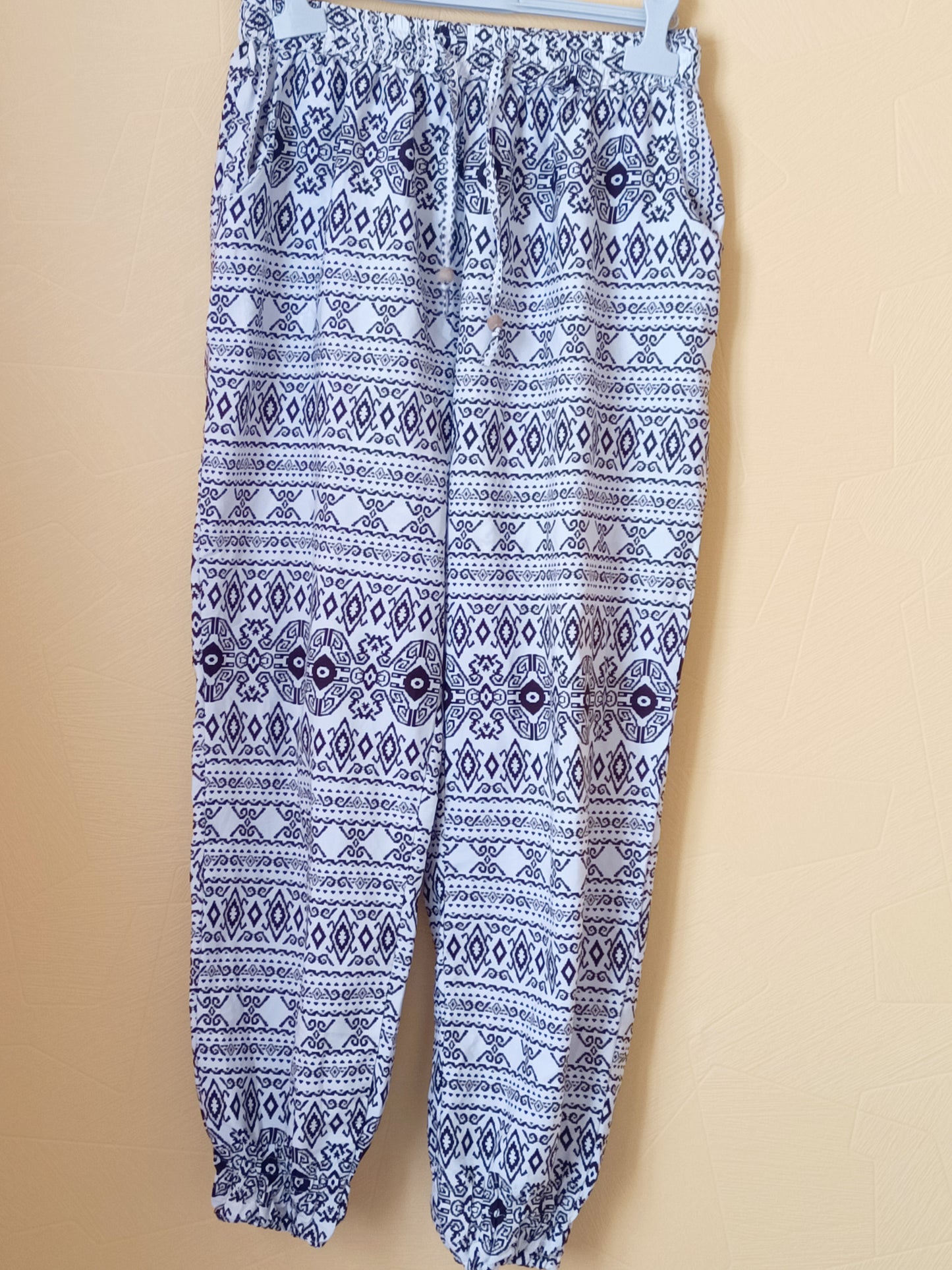 Pantalon fluide Sahiba blanc à motifs Taille L