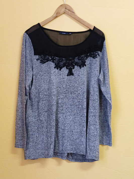 Pull fin Kiabi gris avec dentelle noire Taille 50/52