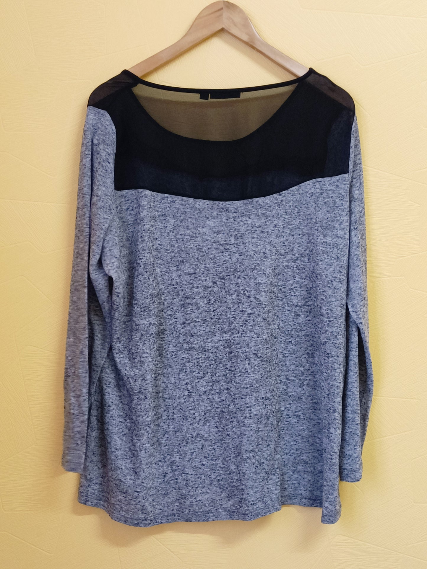 Pull fin Kiabi gris avec dentelle noire Taille 50/52