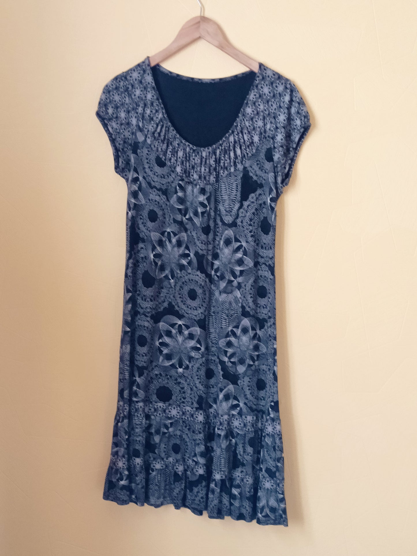 Robe manches courtes noire à motifs Taille M