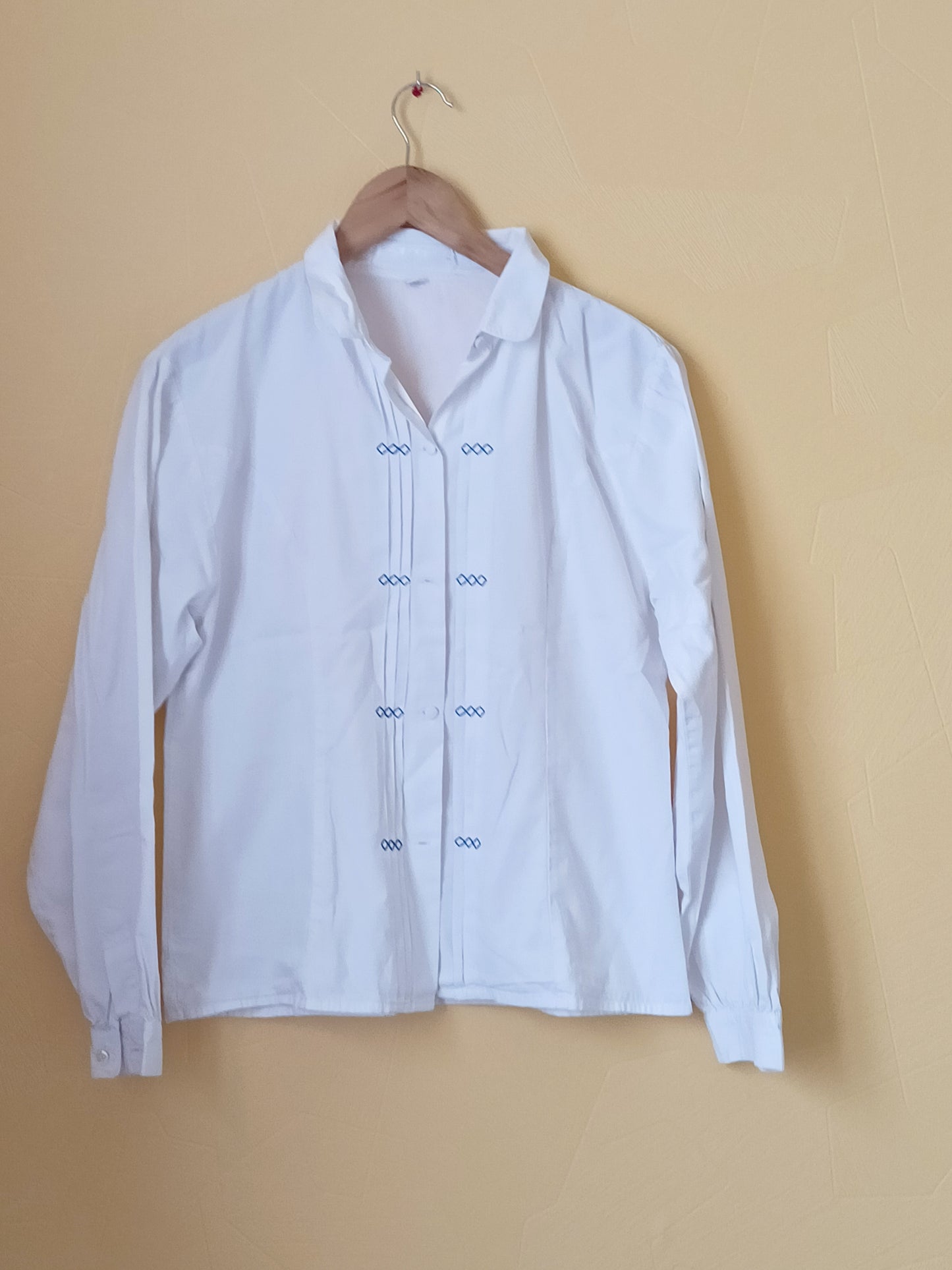 Chemise Là-Bas blanche avec broderie bleue Taille L