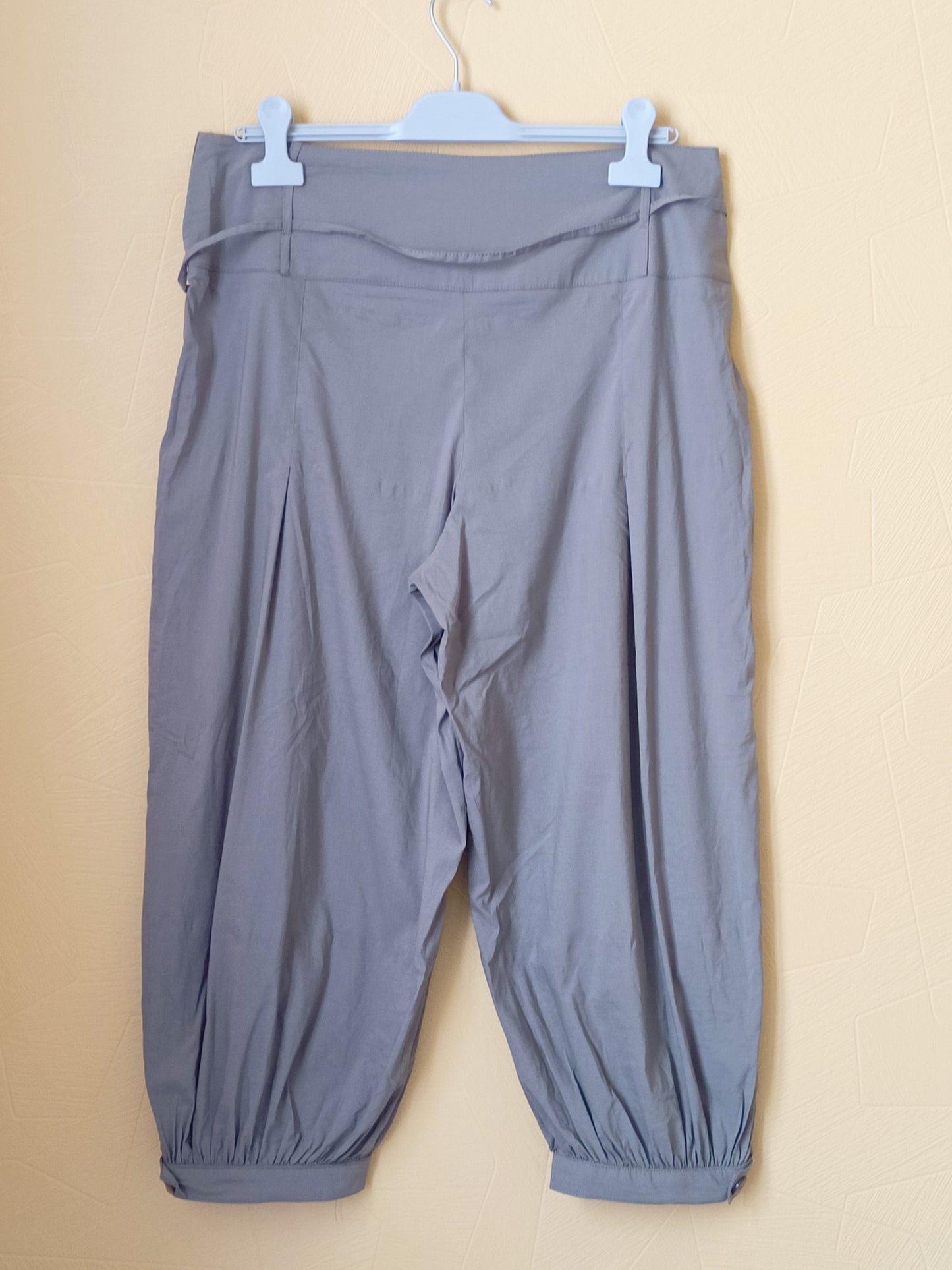 Pantacourt kaki avec ceinture fine Taille 44