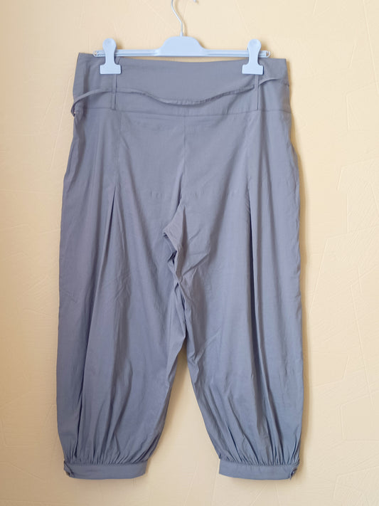 Pantacourt kaki avec ceinture fine Taille 44