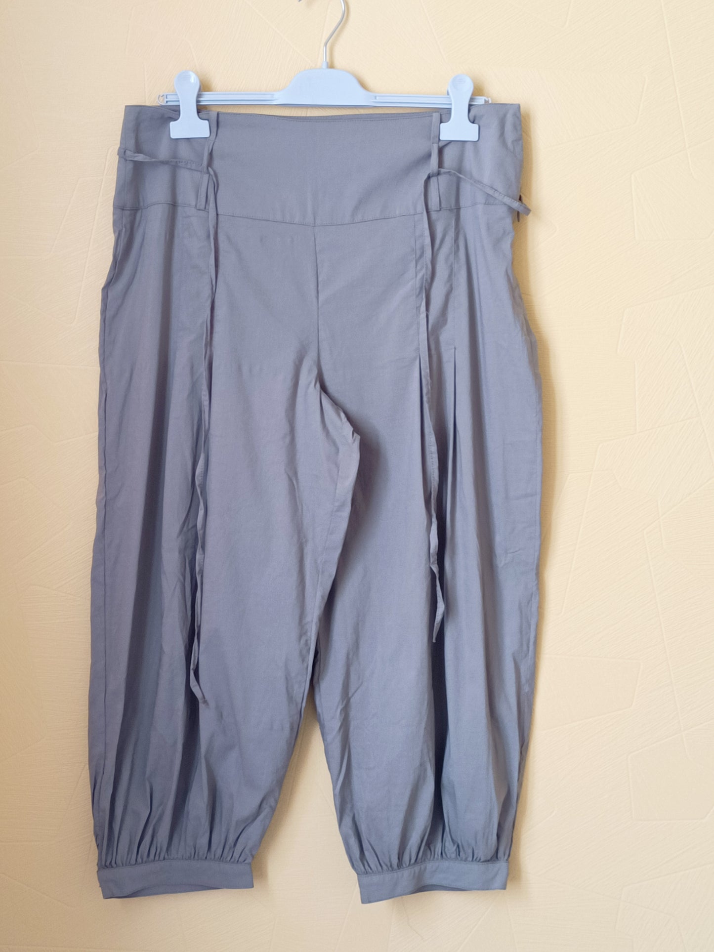 Pantacourt kaki avec ceinture fine Taille 44